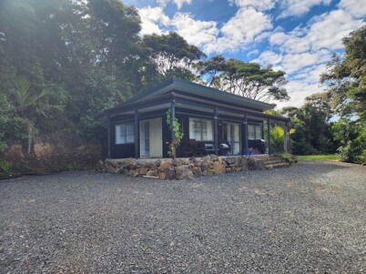 Ruru Retreat - peaceful oasis set off the road, pet friendly!