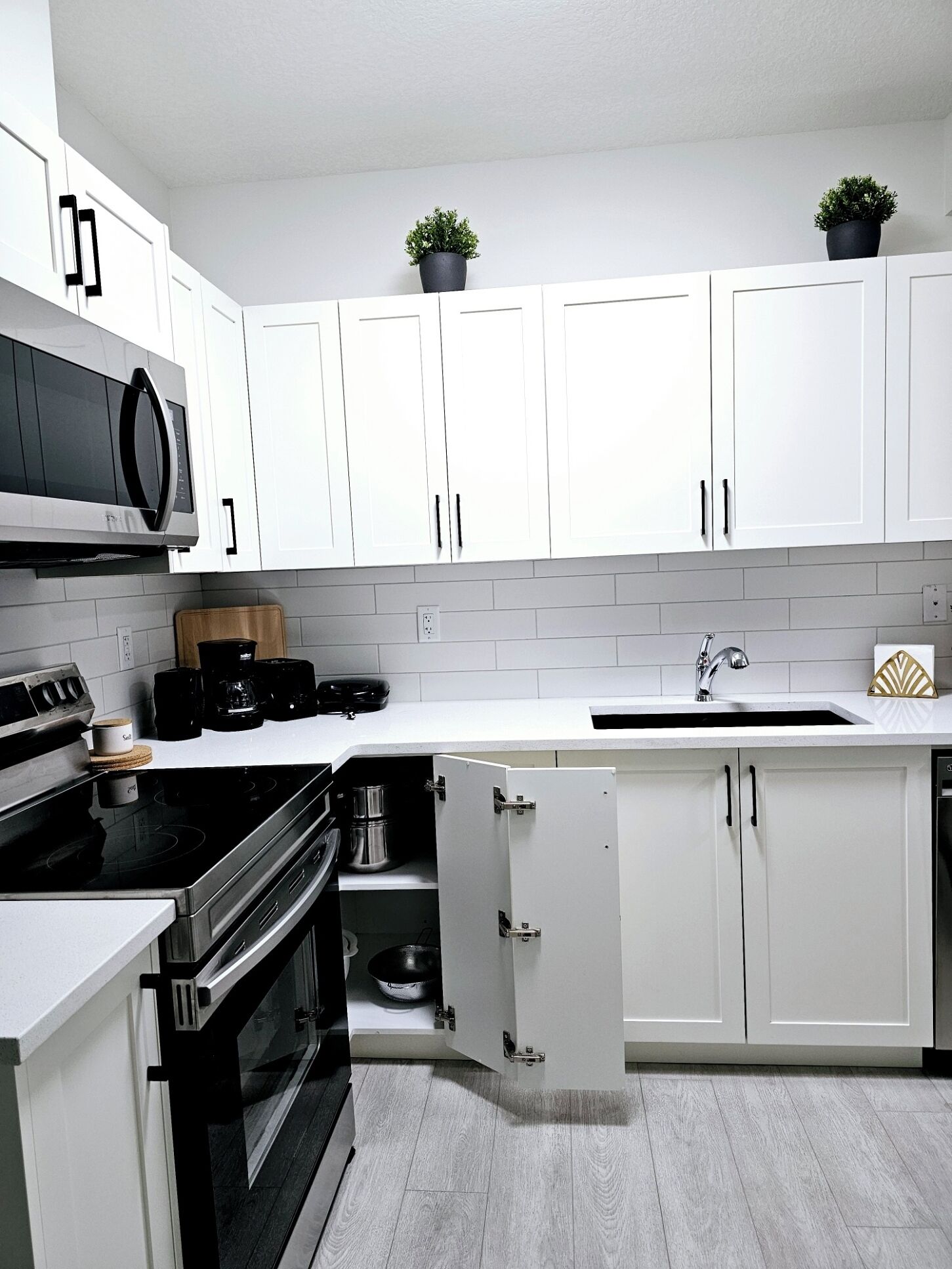 Mikrobølgeovn, ovn, kokeplater og oppvaskmaskin