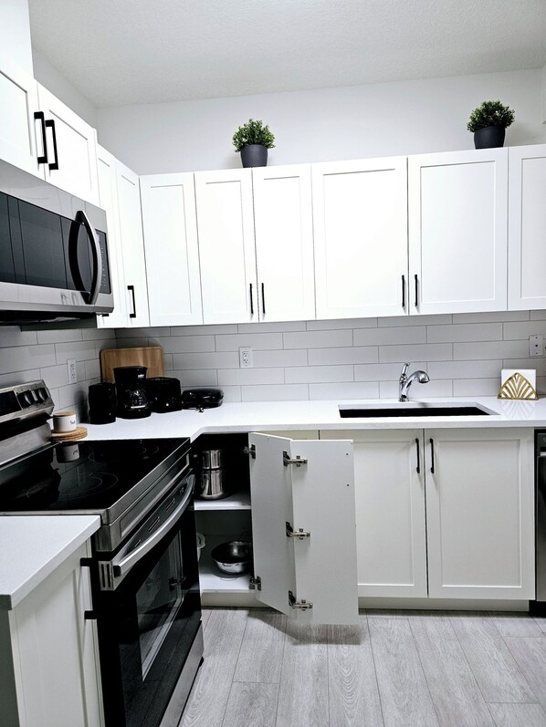 Micro-ondes, four, plaque de cuisson, lave-vaisselle