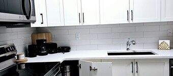 The Luxury Retreat, Calgary

Central location, family oriented, feel at home!