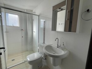 Ducha, toallas, papel higiénico
