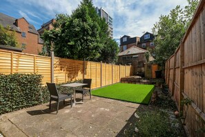 Garden - Charming 3 Bed House at Blakes Cottages (Reading)