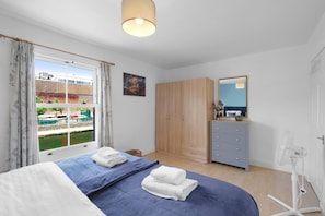 Family House, Patio - Charming 3 Bed House at Blakes Cottages (Reading)
