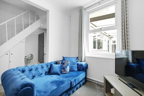 42-inch Smart TV with satellite channels, Netflix, streaming services - Charming 3 Bed House at Blakes Cottages (Reading)