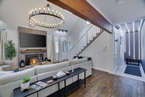 Smart TV, fireplace