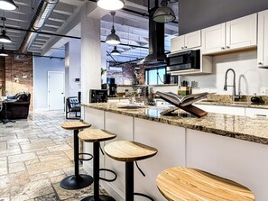 Microonde, forno, piano cottura, lavastoviglie
