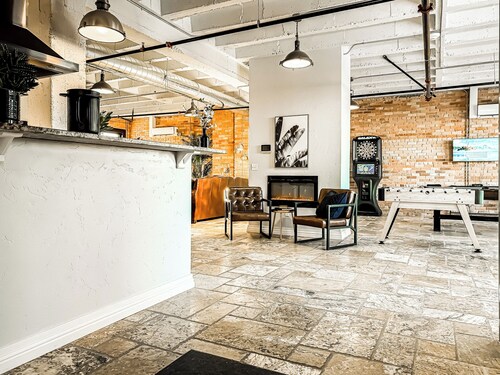 Private North Penthouse w/Arcade Games,Tanning&Redlight Beds