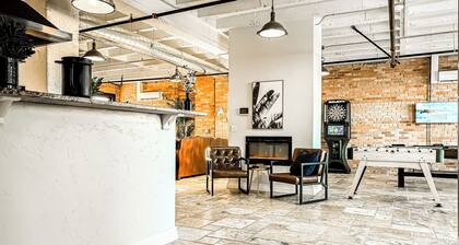 Private North Penthouse w/Arcade Games,Tanning&Redlight Beds