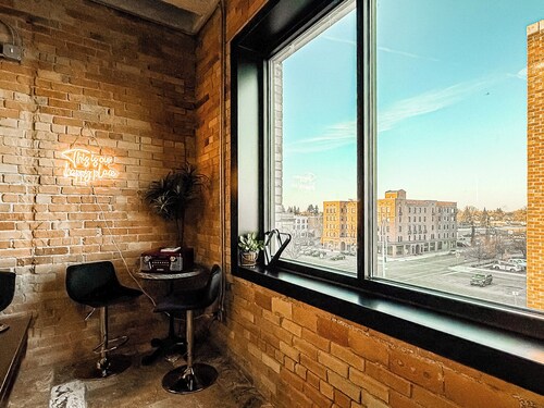 Private North Penthouse w/Arcade Games,Tanning&Redlight Beds