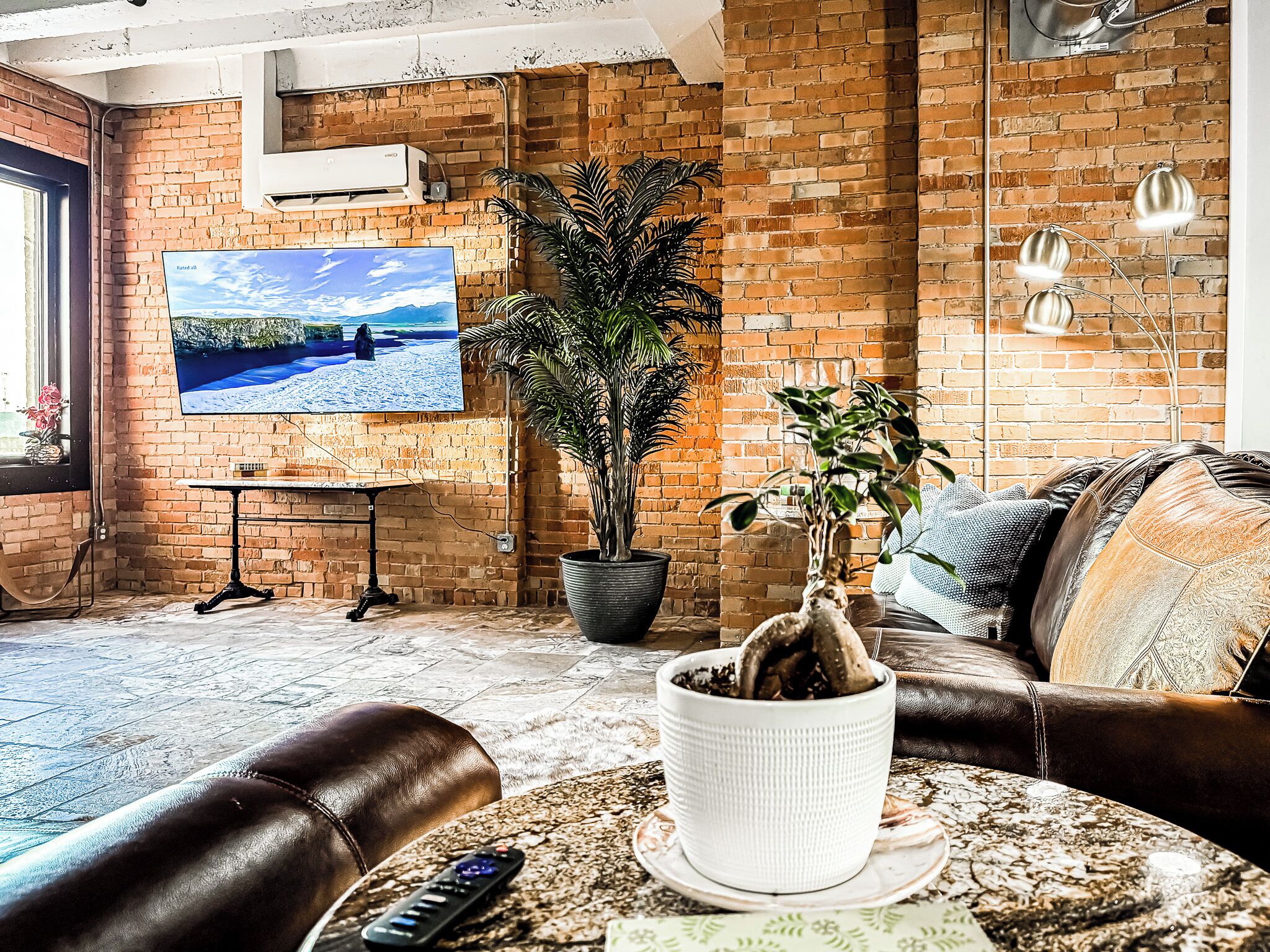 テレビ、暖炉、テーブルサッカー台