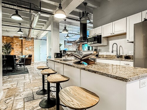 Private North Penthouse w/Arcade Games,Tanning&Redlight Beds