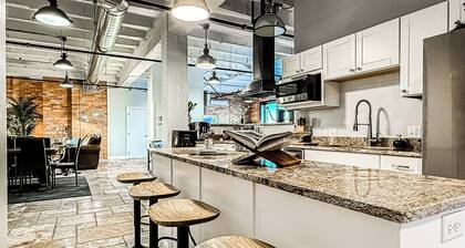 Private North Penthouse w/Arcade Games,Tanning&Redlight Beds