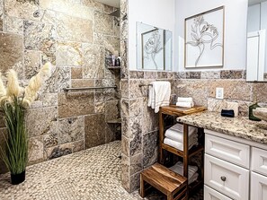 Dusche, Haartrockner, Bidet, Handtücher