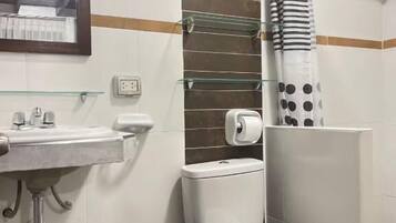 Habitación Confort | Baño | Ducha, toallas, jabón y champú