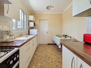 Fridge, microwave, dishwasher, cookware/dishes/utensils