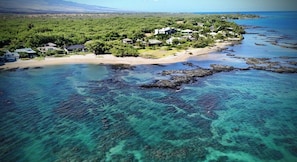 Playa en los alrededores, camastros y toallas de playa 