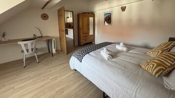 2 chambres, bureau, fer et planche Ă repasser, lit parapluie