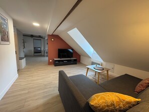 Smart TV, libros y videoteca 