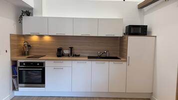 Réfrigérateur, micro-ondes, four, plaque de cuisson