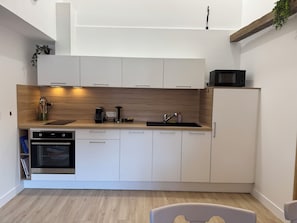 Kühlschrank, Mikrowelle, Ofen, Herdplatte