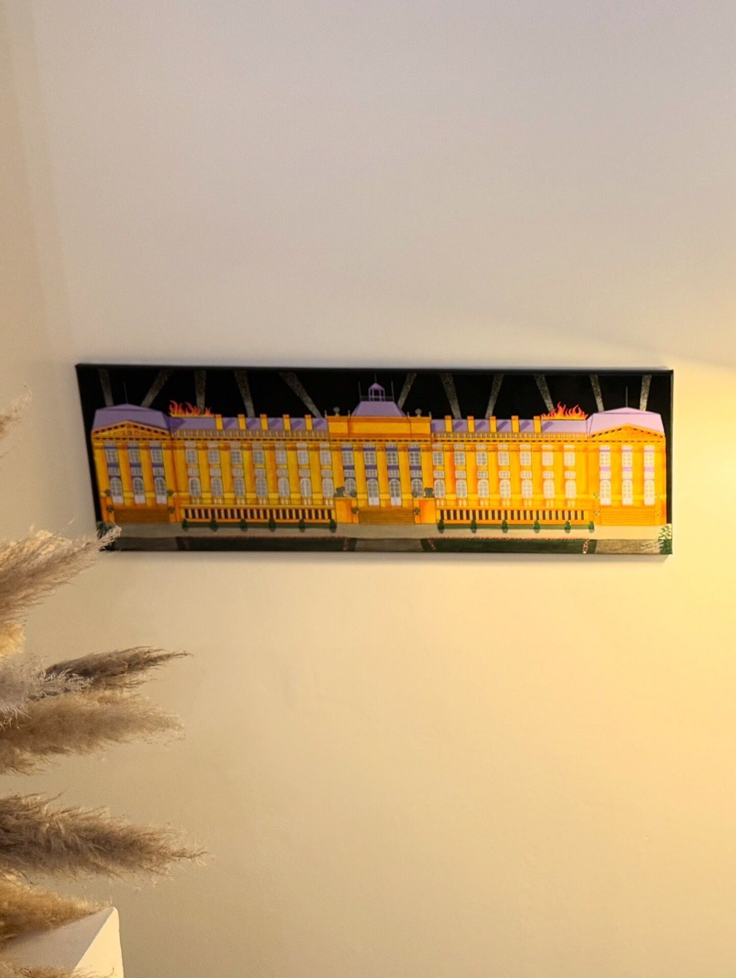 Une œuvre d’art murale représentant un bâtiment doté de nombreuses fenêtres et d’une entrée centrale.