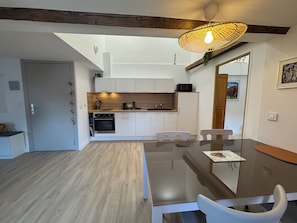 Kühlschrank, Mikrowelle, Ofen, Herdplatte