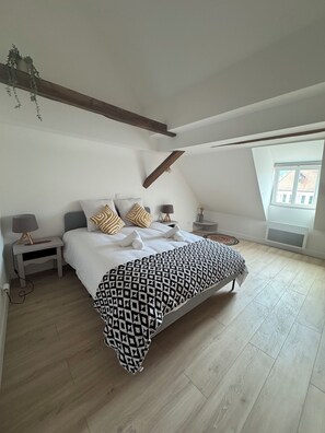 2 habitaciones, escritorio y tabla de planchar con plancha 