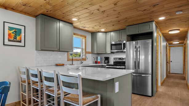 Coffee/tea maker, fridge, microwave, oven - 4BR Hatteras Retreat • 5-Min Walk to Beach • Pet Friendly (Hatteras)