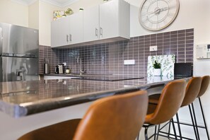 Een magnetron, een oven, een kookplaat, een vaatwasser