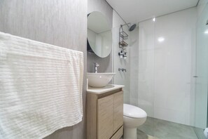 Sèche-cheveux, serviettes fournies, savon, papier toilette