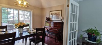 Family groups are welcome in the entire villa it is a cozy place near Walmart
