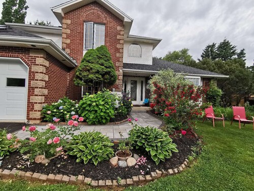 Family groups are welcome in the entire villa it is a cozy place near Walmart