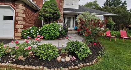 Family groups are welcome in the entire villa it is a cozy place near Walmart