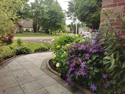 Family groups are welcome in the entire villa it is a cozy place near Walmart