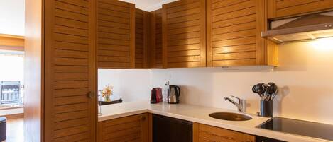 Fridge, oven, cookware/dishes/utensils