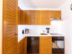 Fridge, oven, cookware/dishes/utensils, dining tables