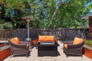 Terrace/patio - Peaceful Napa Getaway with Designer Finishes & Outdoor Oasis (St. Helena)