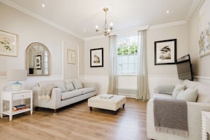 Deluxe Room, Courtyard View | Living area