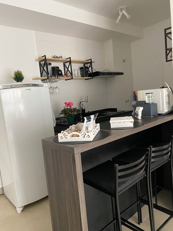 Réfrigérateur, micro-ondes, plaque de cuisson, cafetière/bouilloire