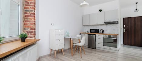 Frigorifero, microonde, forno, piano cottura
