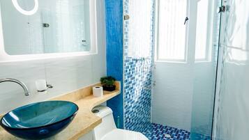 Apartamento superluxo, sacada, vista para a praia | Banheiro | Produtos de toalete grátis, secador de cabelo (mediante solicitação)