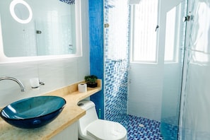 Apartemen Mewah, balkon, pemandangan pantai | Kamar mandi | Perlengkapan mandi gratis, pengering rambut, handuk, dan sabun