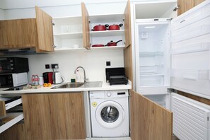 Jääkaappi, mikroaaltouuni, leivänpaahdin