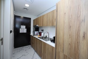 Kühlschrank, Mikrowelle, Toaster, Kochgeschirr/Geschirr/Besteck
