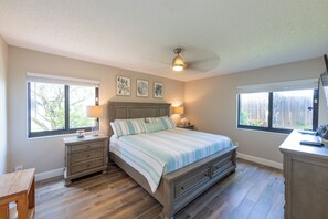 3 bedrooms, WiFi, bed sheets - Walk to No-Drive Beach - 3BR Condo w Pools, Patio & Amenities (New Smyrna Beach)