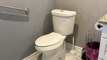 Doccia, asciugamani, sapone, carta igienica