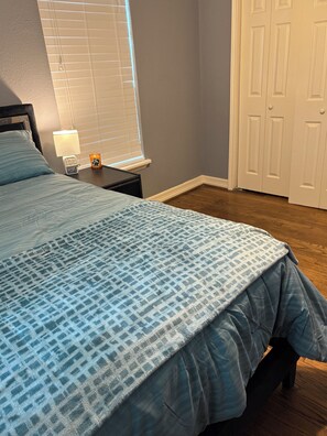 1 slaapkamer, een strijkplank/strijkijzer, wifi, beddengoed