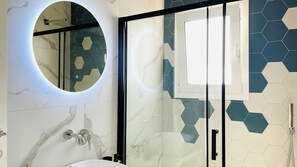 Shower, hair dryer, bidet, towels