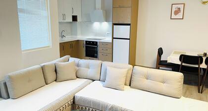 Nova - Charming 2-bedroom apartment in Divjakë with WiFi, AC, free parking.