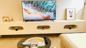 Tabla de planchar con plancha, wifi y ropa de cama